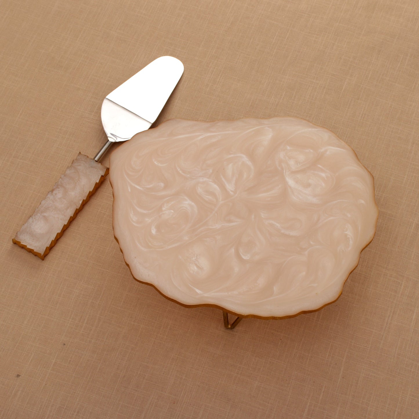 The Harp Shell Cake Stand